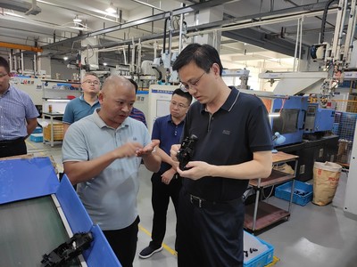 唐进率队调研我县汽车配件产业发展与五金产品研发，助推产业升级